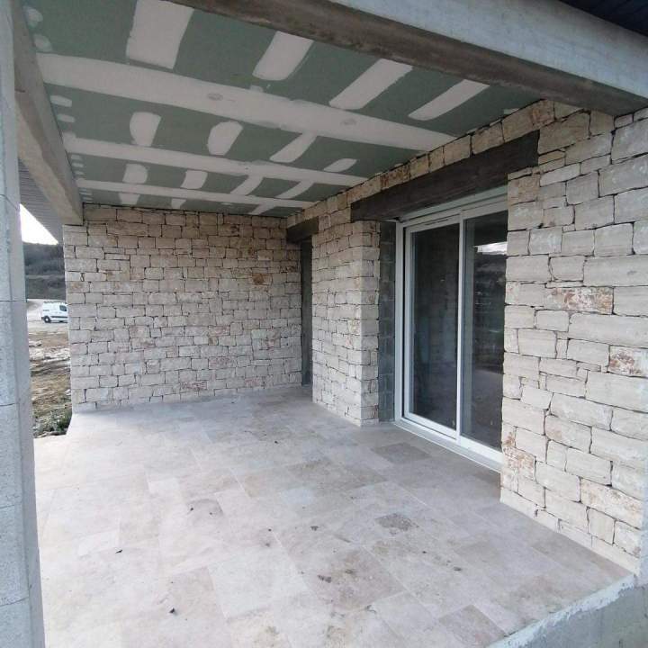 Mur extérieur en pierre Cornillon