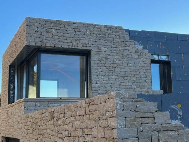 Habillage de façade en pierre naturelle Cornillon
