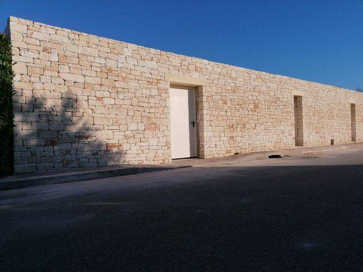 Mur extérieur en pierre Cornillon