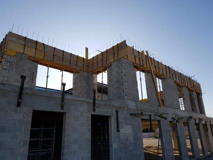 Construction d'une maison avec murs en agglos creux Cornillon